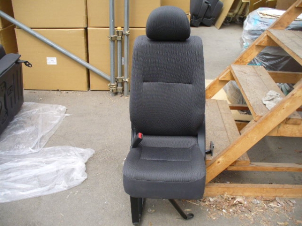 200系 ハイエースコミューターDX 4型 3列目 1人席用 新車外し