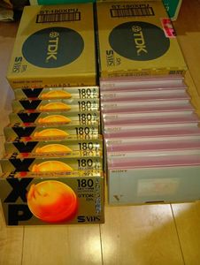 VHSビデオテープの値段と価格推移は？｜436件の売買データからVHS