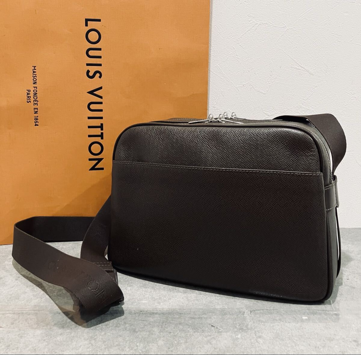 Louis Vuitton タイガ ショルダーの値段と価格推移は？｜78件の売買