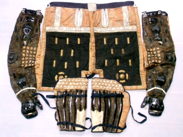 甲冑部品 【瓢籠手 佩盾 篠脛当て 三具 揃い 】 面頬 具足　