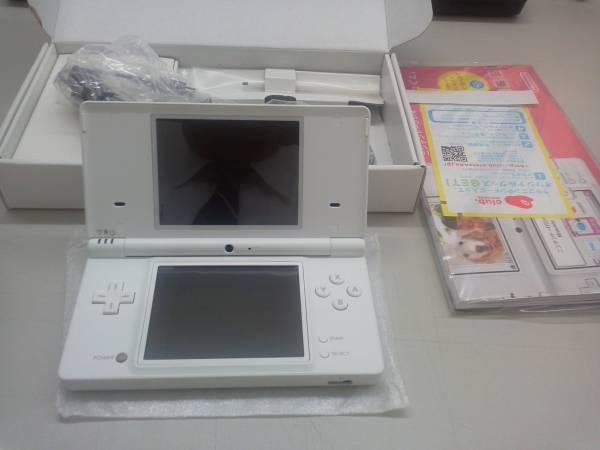 未使用品　Nintendo DSi 本体　ホワイト