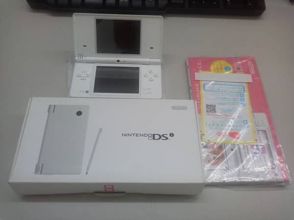 未使用品　Nintendo DSi 本体　ホワイト