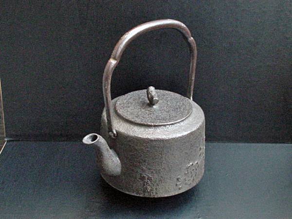 ☆★ 鉄瓶 花鳥模様 徳秀 落款有り 南部鉄器 ★☆