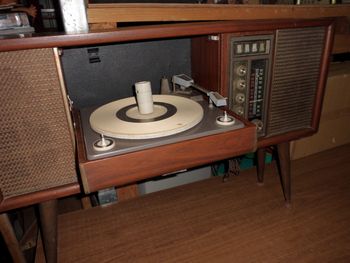 コンパクトな脚付きステレオ　ジャンク　昭和　レトロ