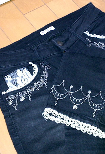魔法陣の刺繍ブラックパンツ