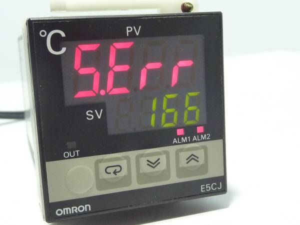 オムロン　温調コントローラ　E5CJ-Q2
