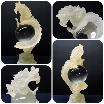 大きな玉を抱いた龍の置物