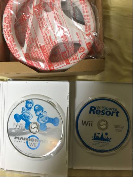 Wiiソフトマリオカートハンドル付属とWiiリゾートセット