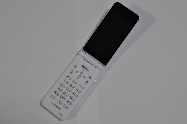 NTTDoCoMo F-05G white