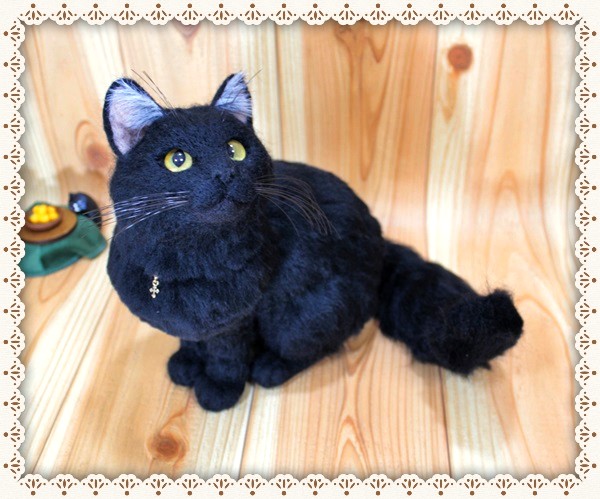 羊毛フェルト 黒猫【ハンドメイド 羊毛フェルト 黒猫 まねき猫ポーズ