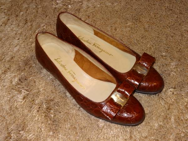 未使用級✨ Ferragamo ヴァラ パンプス クロコ型押し ブラウン フェラガモ ヴァラ ブラウン クロコダイル型押し ブランド別 靴 【公式