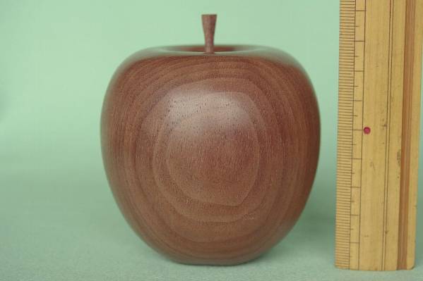 木製ペーパーウエイト/置物（リンゴ）◆ブラックウォールナット