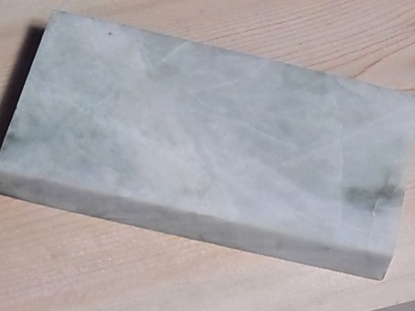 【こたき】糸魚川翡翠原石 ●白地に薄緑翡翠　238g　スライス