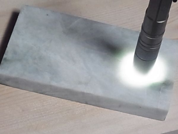 【こたき】糸魚川翡翠原石 ●白地に薄緑翡翠　238g　スライス