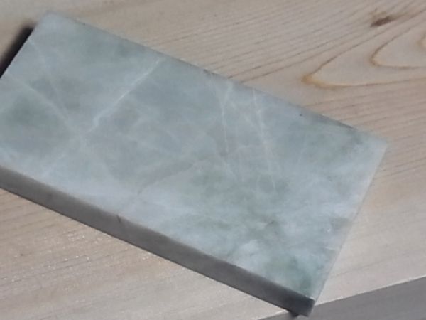 【こたき】糸魚川翡翠原石 ●白地に薄緑翡翠　238g　スライス