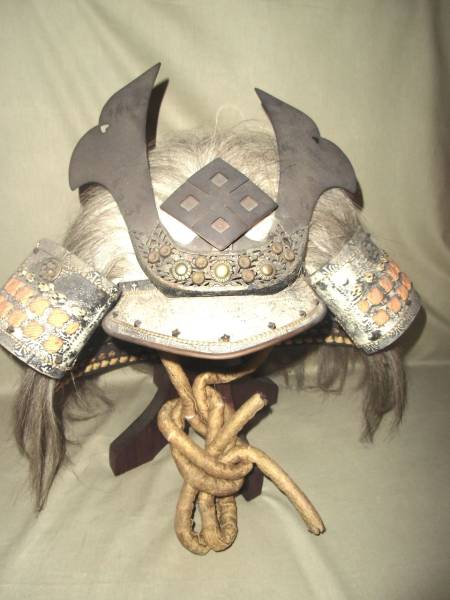 四ツ目菱前立て付き変わり兜　諏訪法性兜