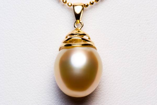 ☆夏の大特価高級白蝶ゴールド真珠13.6X12.2ｍｍＫ18ペンダント