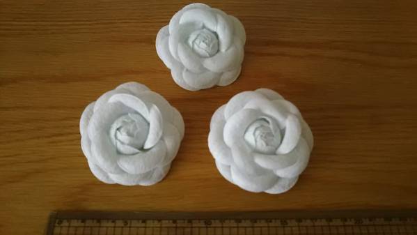 新品激安!カメリアコサージュ3個ホワイト花ブローチピン白結婚式_1