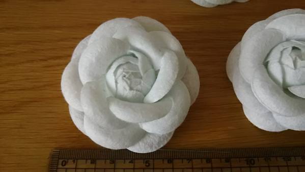 新品激安!カメリアコサージュ3個ホワイト花ブローチピン白結婚式_2