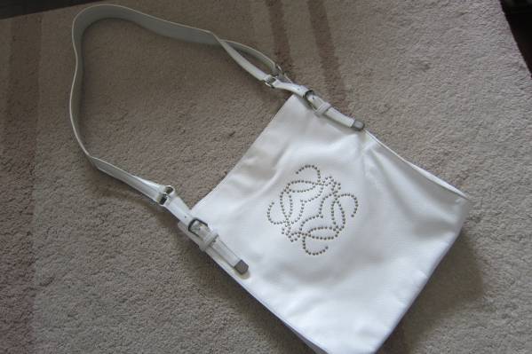 ロエベ☆　白　スタッズロゴ　斜めかけバッグ　