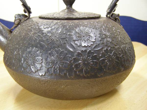 【希少】照光堂 南部鉄器 砂鉄 鉄瓶 桜紋 急須 お茶道具 南部鉄器 - 砂鉄 鉄瓶 桜紋 希少照光堂 急須 お茶道具 メルカリ | 1.4L