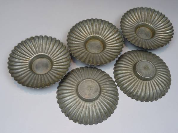 【茶道具】錫製花形茶托五客 張廣徳製 菊◆中国古玩