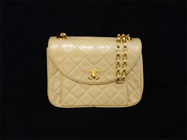 本物シャネルラムスキンチェーンショルダー　ベージュ