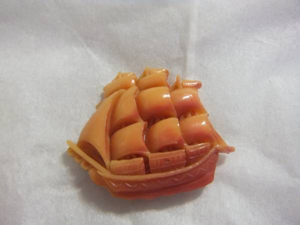 旧家初だし　帆船型珊瑚帯留