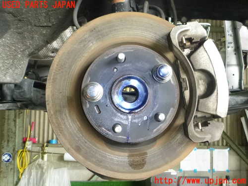 2UPJ-22754290]ヴォクシー(ノア)(ZRR70W)右Fナックルハブ 中古