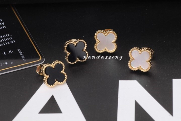 【新品】ヴァンクリーフピアス(黒)