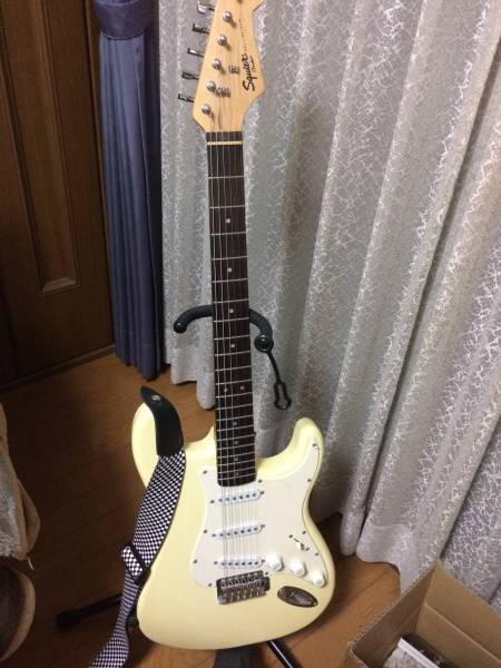SCANDALサイン入り Squier by Fender エレキギター 美品