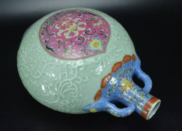 【縷】中国美術 大清乾隆年製 粉彩青磁浮雕唐草文抱月瓶 古玩