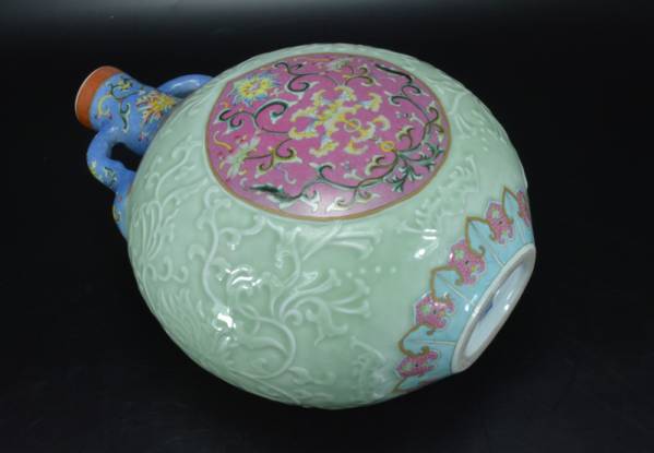 【縷】中国美術 大清乾隆年製 粉彩青磁浮雕唐草文抱月瓶 古玩