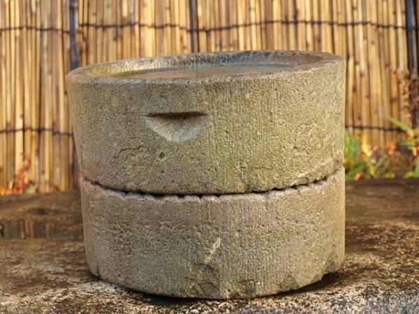 石臼 ひき臼 石臼挽き器 石臼 直径30.5㎝ 重量35㎏ 堅石 飛石 粉 石臼 ひき臼 石臼挽き器 石臼 直径30.5㎝ 重量35㎏ 堅石 飛石 粉