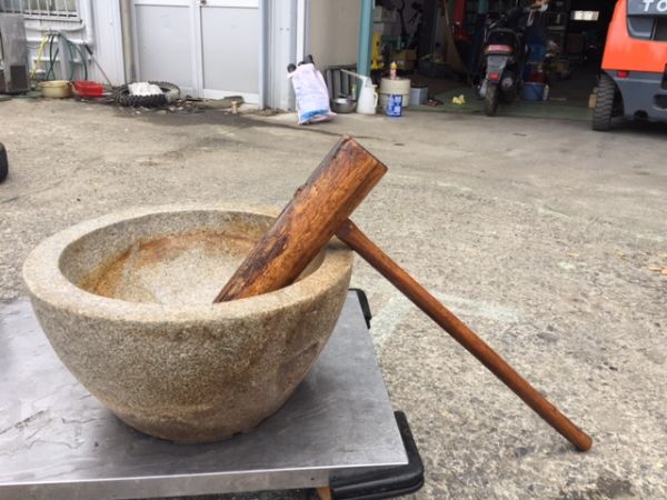 石臼　杵付　お正月、餅つき　円径５２５ｍｍ　重量７４ｋｇ　