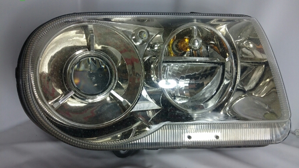 05年～10年 クライスラー 300C 純正 ヘッドライト 右側 