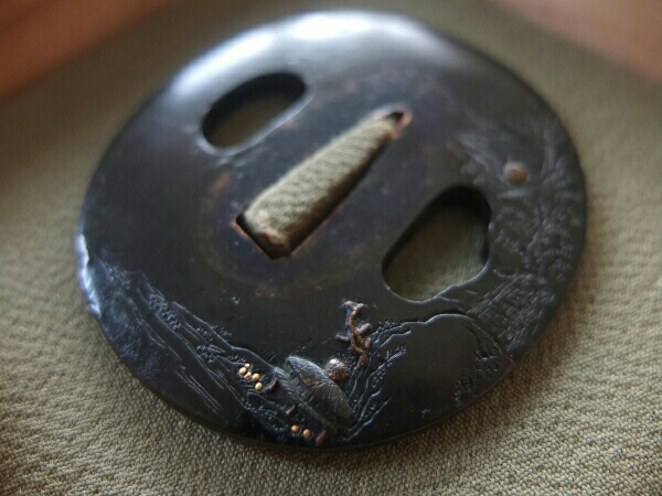 碁石型 お寺と木の図柄　裏面には群鳥が描かれています 日本刀鍔