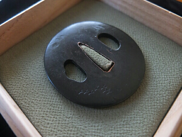 碁石型 お寺と木の図柄　裏面には群鳥が描かれています 日本刀鍔