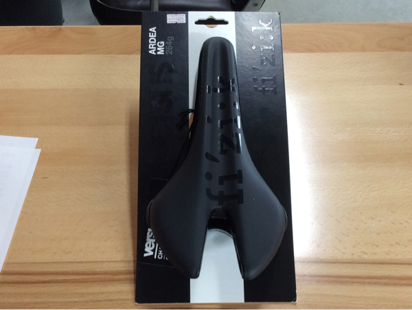 fizik フィジーク バーサス ARDEA MGレール 黒 サドル 新品 264g