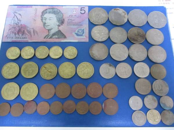 オーストラリア　ドル　紙幣/硬貨　約73ドル分　コイン含む
