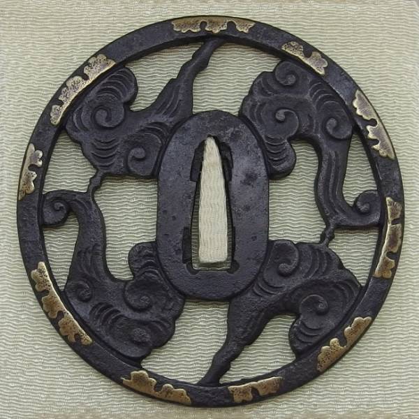 鉄地霊芝透彫鐔 在銘 時代刀装具　N80　1F28 霊芝雲文透鐔(鍔、刀装具)｜売買されたオークション情報、Yahoo