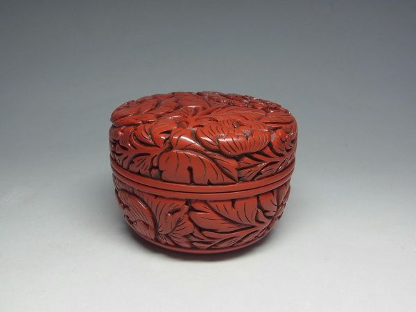 Ｗ６０６　香合　『堆黒牡丹唐草文』『板垣恵佐夫(恵泉)作』　共箱　茶道具 ☆村上堆朱 恵泉作 牡丹唐草平棗☆茶道具/茶入/天然木塗/彫刻/板垣恵泉