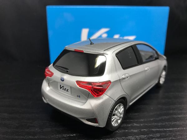 非売品 1⁄30 トヨタ 新型 Vitz シルバー 1F7 ヴィッツ カラー 非売品 1⁄30 トヨタ 新型 Vitz シルバー 1F7 ヴィッツ カラー