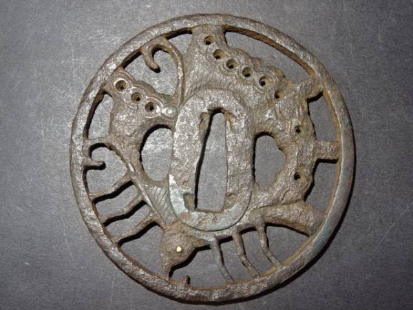 在銘 國忠作 鉄地鐔 風景図 鍔 拵 日本刀 刀装具 骨董 古美術 江戸時代 鍔 鉄地 鉄地龍図透鍔 刀部オンライン – かたなべ 刀部