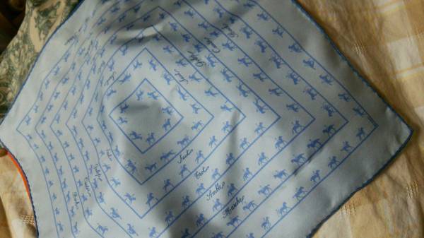 免税店購入 HERMES【エルメス】プチカレ ミニ シルク スカーフ 馬柄＊＊難あり