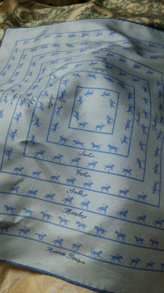 免税店購入 HERMES【エルメス】プチカレ ミニ シルク スカーフ 馬柄