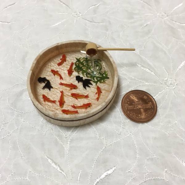 ♪ミニチュア タライに金魚と水草 波紋入り レジン♪