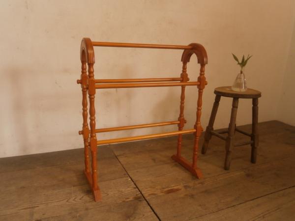 N311◇英国アンティーク◇素敵なデザインの木製タオルハンガー◇店舗