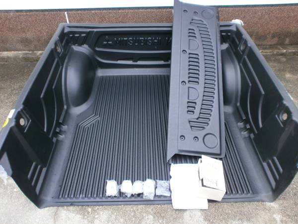 【在庫処分】三菱トライトン荷台カバー未使用