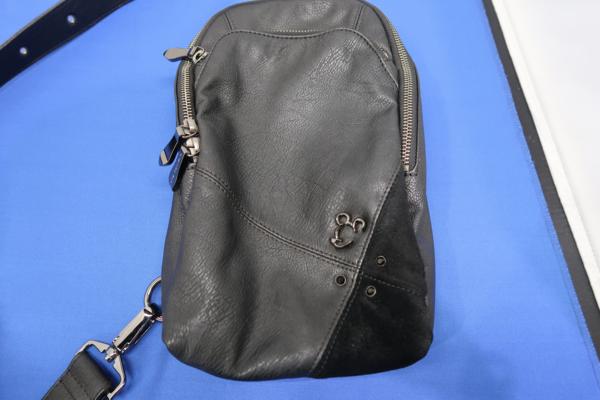 武蔵浦和店 サマンサキングズ ディズニーコレクション ミッキー 縦型ボディバッグ ブラック 黒 その他 売買されたオークション情報 Yahooの商品情報をアーカイブ公開 オークファン Aucfan Com